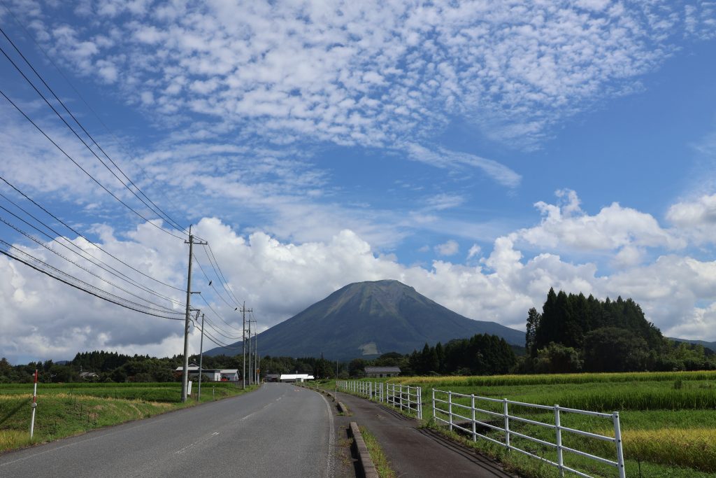 快晴で見る大山の写真