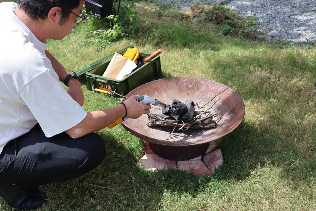 火おこしに苦戦する写真