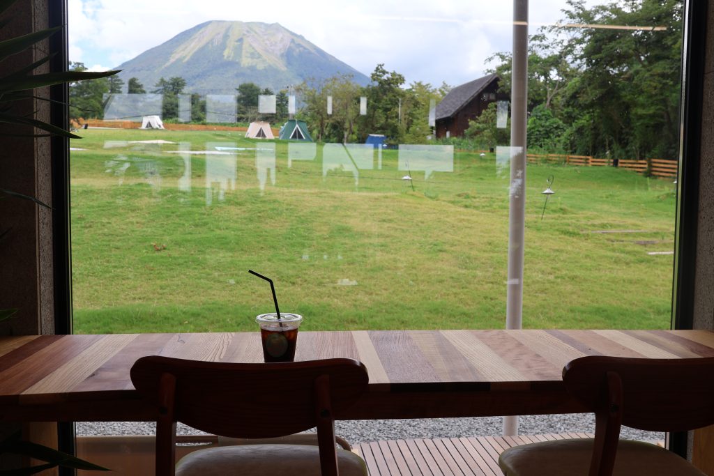 カフェスペースから大山を眺めることができる写真