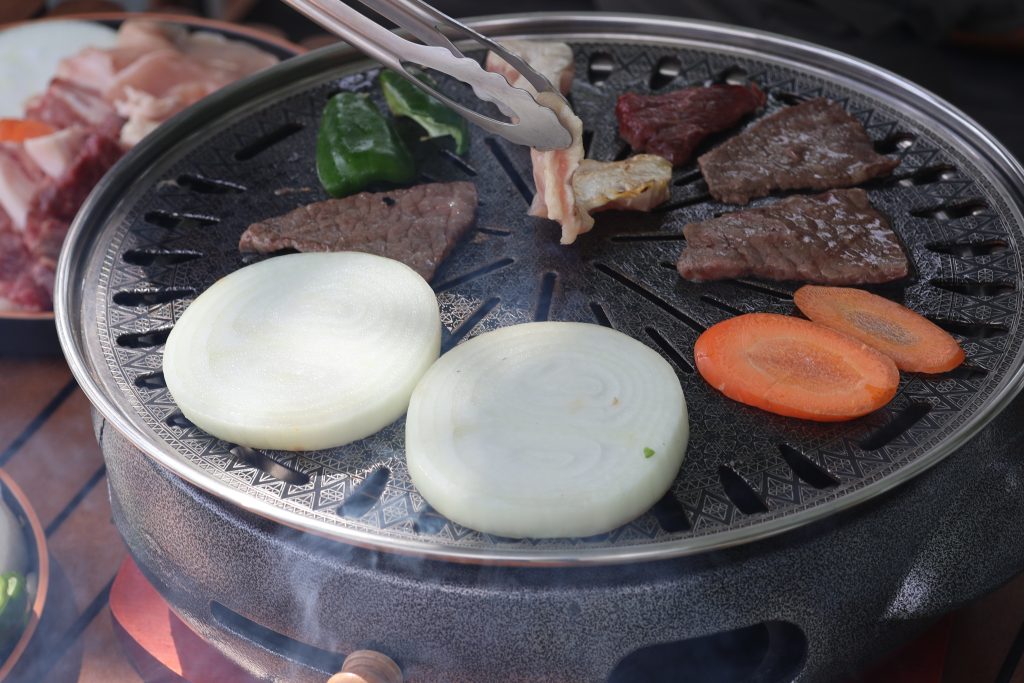 DAISEN RESORT 沢田ベースでBBQをしている写真