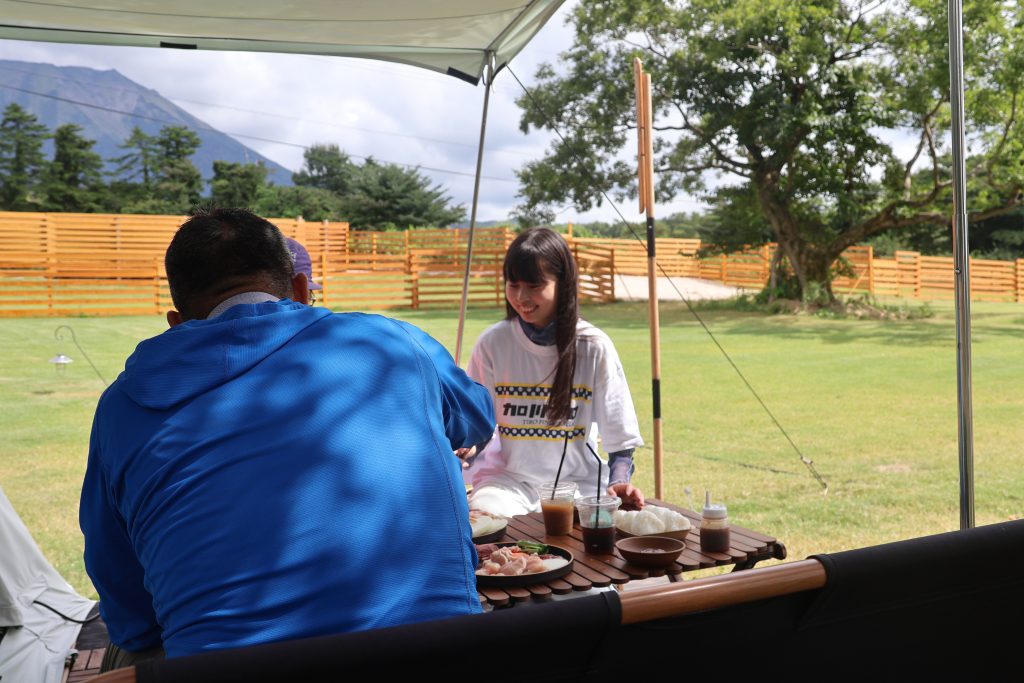 DAISEN RESORT 沢田ベースでBBQをする写真